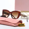 Mui Mui Lunettes de soleil Femmes Tortoise Shell Lunettes de soleil Schéma de couleurs sauvages Squêtes de chat American style American Multi Color Lunettes de soleil Lunettes d'extérieur lunettes d'extérieur