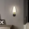 Wandlampe moderne LED -Lampen Persönlichkeit kreativer Einkopf -Licht -Nacht -TV -Schränke