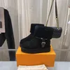 Sapatos de grife famosos Botas de plataforma de camurça feminina Botas de tornozelo camurça sedosa pele de bezerro forro de couro de shearling macio inverno após design de acabamento