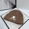 2024 Luxury Sticked Hat Designer Men and Women's Beanie Cap Popular Warm Windproof Elastic High Quality Personalized Street Par Ullmode mångsidig utomhus