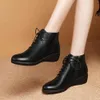 Stiefel 2022 Neuankömmlinge Frau Stiefel Schwarze Leder -Sneaker Herbst gemütlich präzise Damen Büroschuhe Knöchelstiefel weiblich