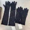 2021 Nouveaux gants en tulle noir pour femmes Designer Ladies Lettres Imprimé Broidered Lace Driving mittens ins Fashion Thin Party 2 Size235m
