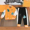 Tasarımcı Çocuk Giysileri Çocuk Katlar Girl Boy Boy Boy Sonbahar Takım Boyut Moda Eklenmiş Tasarım Yakası Fermuar Ceket ve Pantolon