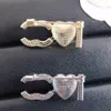 Pinos de broches de diamante de coração para mulheres letra de marca letra dourada plata