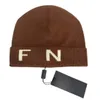 2024ニューラグジュアリービーニーユニセックス秋の冬のビーニーは、男性と女性のための帽子を編む帽子帽子クラシックスポーツスカルキャップレディースカジュアルアウトドアウォームキャップH-20