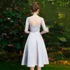 Платье для вечеринок выпускное платье серое простая вышившая иллюзия иллюзия короткие рукава v-образные атласные складки A-Line-Length Plus Formal Formal Dress