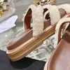 Mules planas Diseñador Shearling Piel de becerro Zapatillas de lujo Top Espejo Calidad Habitación Zapatos de mujer Tacón bajo Correas adornadas Tachuelas Anillos de metal Goma