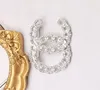 Designer de luxe 18 carats en or Crystal Perle Brooches Fashion Mens Womens Brand Letter Brooche Sweater Suit a apporté des vêtements d'épingle 1880011