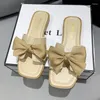 Sandálias Slippers de verão feminino 2023 Fashion Home Flat Smooth Fairy Style One Line Sole Sole Mulheres