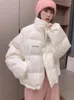 Korki damskie płaszcze białe bawełniane kurtki kobiety zima krótka student Koreańskie zamek błyskawiczne żeńskie swobodne luźne, ciepłe gęste znaki