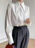 Camicette femminile moda camicetta elegante per donne in raso raso appuntita camicie a collo di metallo di progettazione di bottoni di metallo 2023
