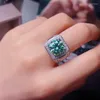 Cluster anneaux 5CT Green Moisanite Mens Ring 925 Silver Beautiful Firecolour Diamond Substitute Gra Certificat de luxe Bijoux 261E