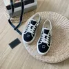 2023 Nouveau créateur lettre de luxe chaussures décontractées chaussures biscuits Summer Embellifhed Canvas Leather Sneakers Small White Shoes Channel