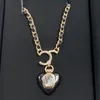 Bijoux créateur de luxe en laiton noir en cuir noir marque française Classic Double Letter Black Heart Pendant Square Rhinaistone Women Charm Colliers