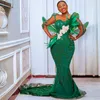 Plus Size Aso Ebi Prom Kleider für schwarze Frauen Feather Emerald Green Meerjungfrau Langarmes Spitzenabend formal