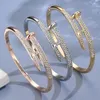 Bangle 2023 Koreanska lyxarmband Elegant Fashion Europe och Amerika Simple Shiny Women's Party Kvinnsmycken