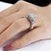 Luxury 925 Sterling Silver Wedding Engagement Halo Rings for Women Finger Big 3CTシミュレーションダイヤモンドプラチナジュエリーWhole288T