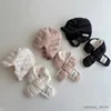 Sciarpe avvolgono le ragazze addensate berretto sciarpa set di moda versatile ragazzi da sci neonati cappelli volanti solidi semplici cappelli per protezione per le orecchie della sciarpa calda per bambini