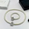 Designer Miui Miui Halsband Miao Family Miumiu Necklace Letter Crystal Full Diamond Pearl Bow Set Earstuds Women's Elegant Temperament Armband