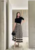 Designer Femmes Luxurious Jirt Vêtements pour les dames Summer Quality Triangle Stripe Impring Big Swing Long Fashion Overskirt 22 déc.