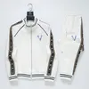 Mens Tracksuit 두 조각 세트 재킷 긴 슬리브와 바지와 편지 패션 스타일의 봄 가을 아웃복 스포츠 세트 트랙 정장 M-3XL SS