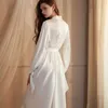 Kadınlar Sweetwear Seksi Uzun Gelin Gelin Nedime Robe Sıradan Nakış Mektubu Vezayeti V yaka Saten Düğün Banyıl Elbise Lingerie Yumuşak Nightgown T231223