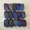 2024 Дизайнерские мужские шелковые галстуки Kinny Slim узкая узкая пулька буква jacquard тканые галстуки, сделанная во многих стилях с коробкой