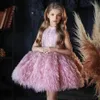 2024 Puffy Princess Flower Girl Dress Luxury Feather O- Neck ärmlös Baby Birthday Party Ball klänning Barn Första nattvardsblod