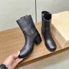 Chaussures de créateurs célèbres Nouvelles bottines pour les podiums d'automne et d'hiver Cool et épicé Édition limitée Géant très doux facile à porter La botte est large Sensation ample