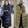 女性のダウンパーカス韓国語バージョンの長い膝の長さの女性のためのジャケット同じゆるくてスリミングホワイトダックダウンフード付きジャケットのトレンド