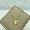 Collane a ciondolo per perle oro con perline oro Collana inossidabile per donne con gioielli di moda per il cuore in acciaio semplice ed elegante