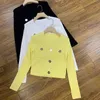 b Модное женское пальто с золотым карманом на пуговицах и украшением по краям, пуловер с v-образным вырезом в широкую и узкую полоску, короткая вязаная рубашка