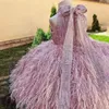 2024 Puffy Princess Flower Girl Dress Luxury Feather O- Neck ärmlös Baby Birthday Party Ball klänning Barn Första nattvardsblod