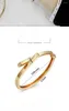 Bangle Gold-Plated Fashion Bangles Alloy Simple Wide öppnad oregelbunden geometri Chunky Spring Armband för kvinnliga smycken