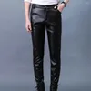 Calças masculinas Men Faux Leather Slim Fit com bolsos de cor da cintura média elástica respirável e respirável para clube