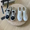 2023 Nouveau créateur lettre de luxe chaussures décontractées chaussures biscuits Summer Embellifhed Canvas Leather Sneakers Small White Shoes Channel