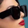 Okulary przeciwsłoneczne dla kobiet lato 0956 popularny styl anty-ultrafiolet retro platforma kwadratowa duże niewidzialne okulary ramy Whit Box 0956S Model