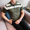 Herrpolos modeföretag manliga avvänd skjortor Summer randiga smala toppar Pullover Men Casual Button Design Kort ärm Polo