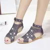 Crocuses Girl Hollow Sandals Thong Thong Fashion Trainers Word House Summer Diamond Fish Mouth Mouth Feats 2022 K7xg#