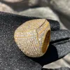 2023 Тренд Большой Icer Out Champion Ring for Men Gold VVS Prong Установка медные камни камни хип -хоп модные украшения