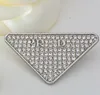 18K GOUD GOLD Letter Broche Classic Brand Designer Inverted Triangle Women Pearl Rhinestone Letters Broches Pak Pin Fashion Jewelry Accessoires