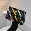 Fabriksförsäljning kvinnor axelväskor 6 färger fransk nisch design kontrast mode kedja väska väska mjuk läder handväska gata randig ryggsäck 293732#