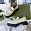 Klassischer Gummiboden, Buchstabe, flacher Absatz, Luxus-Designer-Schuhe, Metallknopf, Damen-Leder-Loafer, polierte Rindsleder-Loafer