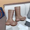 Stivali di gomma designer Paris Donne stivali da pioggia ginocchini con bottoni alti arch eva piattaforma in gomma rainboot bruno verde rosa rosa brillante scarpe da sneaker