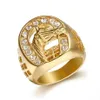 Klusterringar Hip Hop Micro Pave Rhinestone Iced Out Bling Horse Ring IP Guldfylld titan Rostfritt stål för män smycken296s