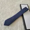 2024 Дизайнерские мужские шелковые галстуки Kinny Slim узкая узкая пулька буква jacquard тканые галстуки, сделанная во многих стилях с коробкой