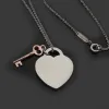 Klassiskt lyxvarumärke hänge halsband fashionabla charm 18k guldhjärta hög kvalitet 316l titan stål designer för kvinnors smyckencion cion