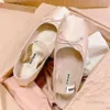 Роскошные балетные модельер-дизайнер Профессиональная танцевальная обувь Mius 2023 Satin Ballerinas MM Платформа Bowknot не мелководье одиночные сандалии для женщин 35-40