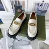 Klassischer Gummiboden, Buchstabe, flacher Absatz, Luxus-Designer-Schuhe, Metallknopf, Damen-Leder-Loafer, polierte Rindsleder-Loafer