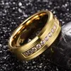 Bröllopsringar Vakki Men's 8mm Tungsten Carbide Ring Band med Round Cubic Zirconia Gold Plated CZ Engagement Storlek 7-12274P